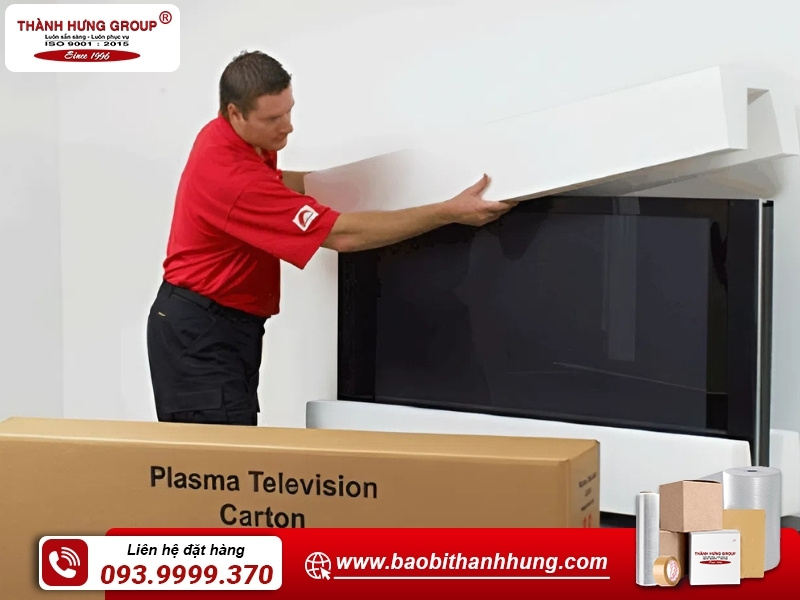 Đặt tivi vào thùng carton vừa khít