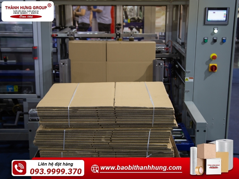 Khách hàng dễ dàng mua thùng carton chất lượng tại cửa hàng Bao bì Như Phương.