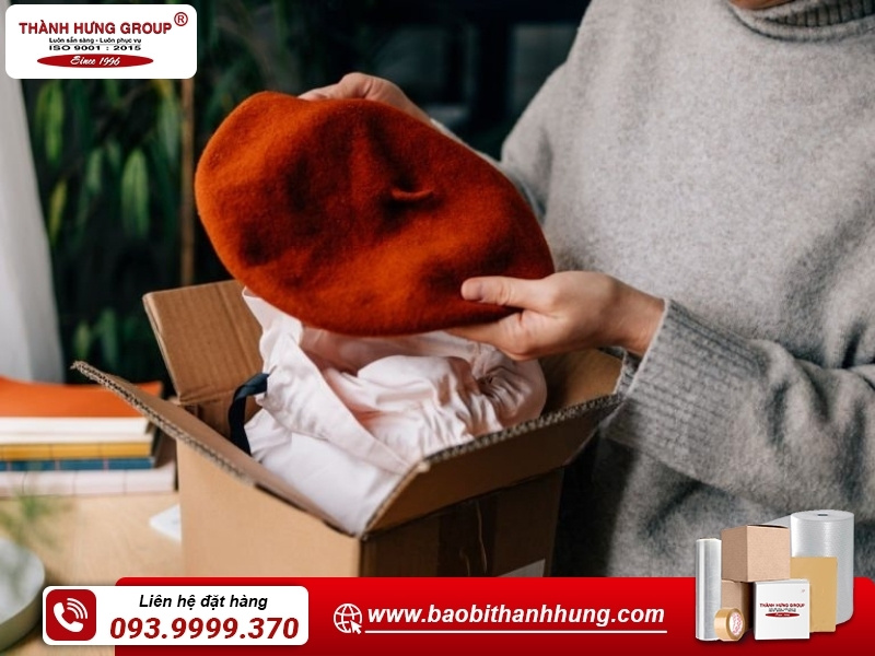 Tại sao hộp carton là lựa chọn tốt hơn túi nilon khi đóng gói mũ?