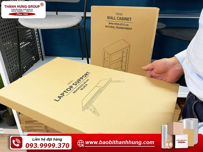 Thông tin được in ấn rõ ràng trên bề mặt thùng carton đựng gỗ xuất khẩu.