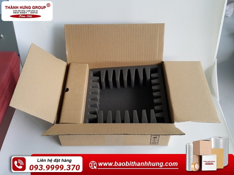 Thùng carton đựng linh kiện điện tử có mút xốp chống va đập.