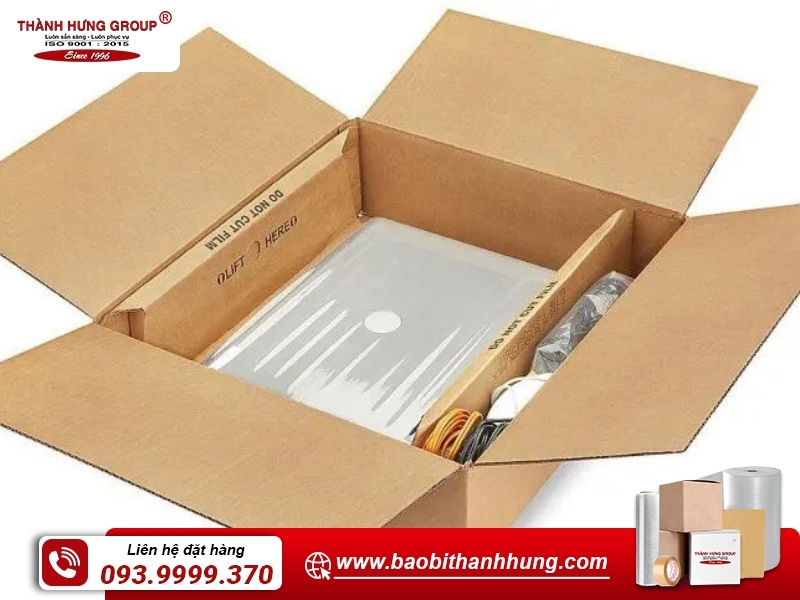 Thùng carton đựng linh kiện điện tử có vách ngăn.