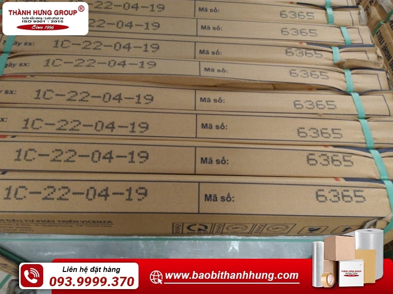 Thùng carton đựng gạch men in ấn đầy đủ thông tin sản phẩm.