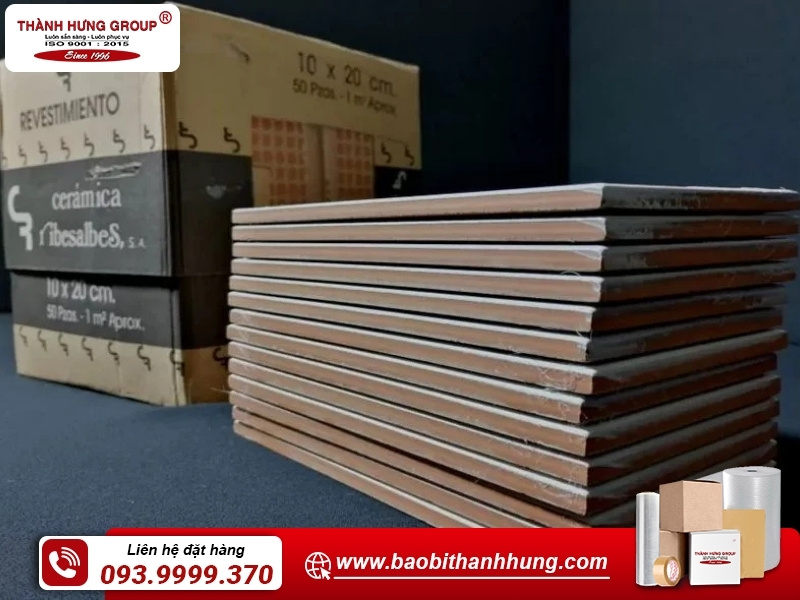 Thùng carton đựng gạch men yêu cầu sự chắc chắn, gia cố các góc ổn định.