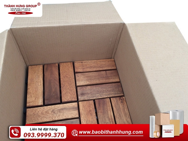 Thùng carton đựng gỗ trang trí.