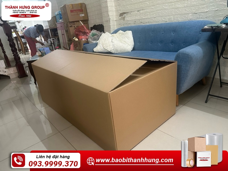 Thùng carton đựng sofa.
